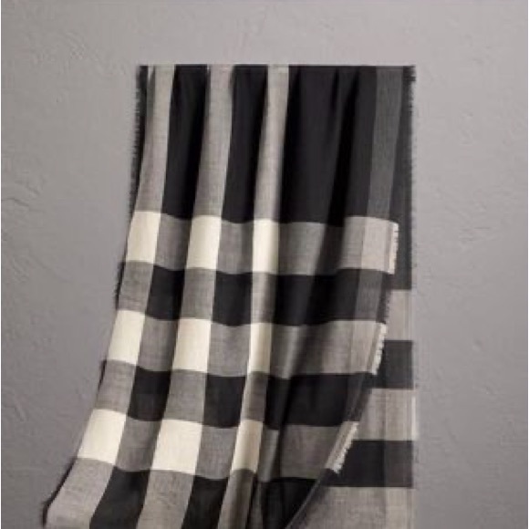 Brand New Burberry Lightweight Cashmere Black and Grey Check Scarf - Picture 2 of 4